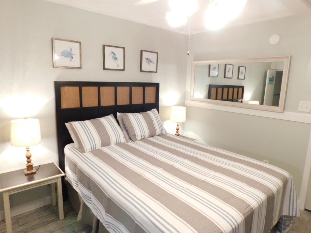 Budget Friendly Condo Perfect For A Romantic Getaway Within Walking Distance To The Beach! Gulf Shores Exterior photo