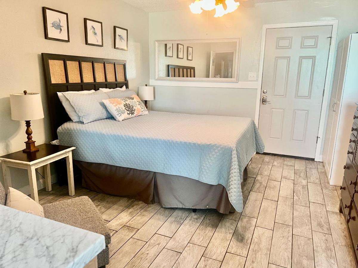 Budget Friendly Condo Perfect For A Romantic Getaway Within Walking Distance To The Beach! Gulf Shores Exterior photo